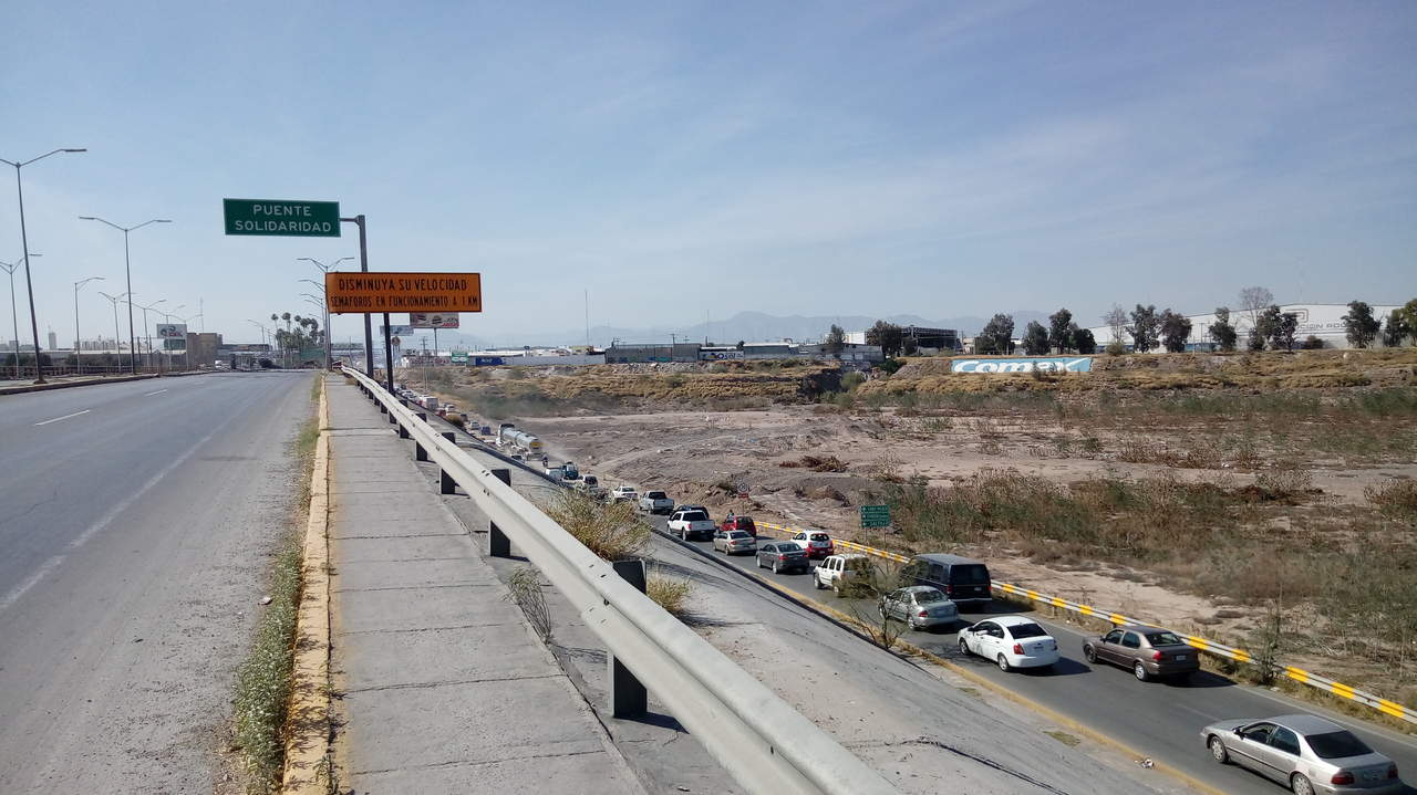 Debido a estas obras, el tránsito vehicular es desviado por los accesos del vado del Río Nazas en el sentido de Gómez Palacio a Torreón y a la inversa. (EL SIGLO DE TORREÓN)