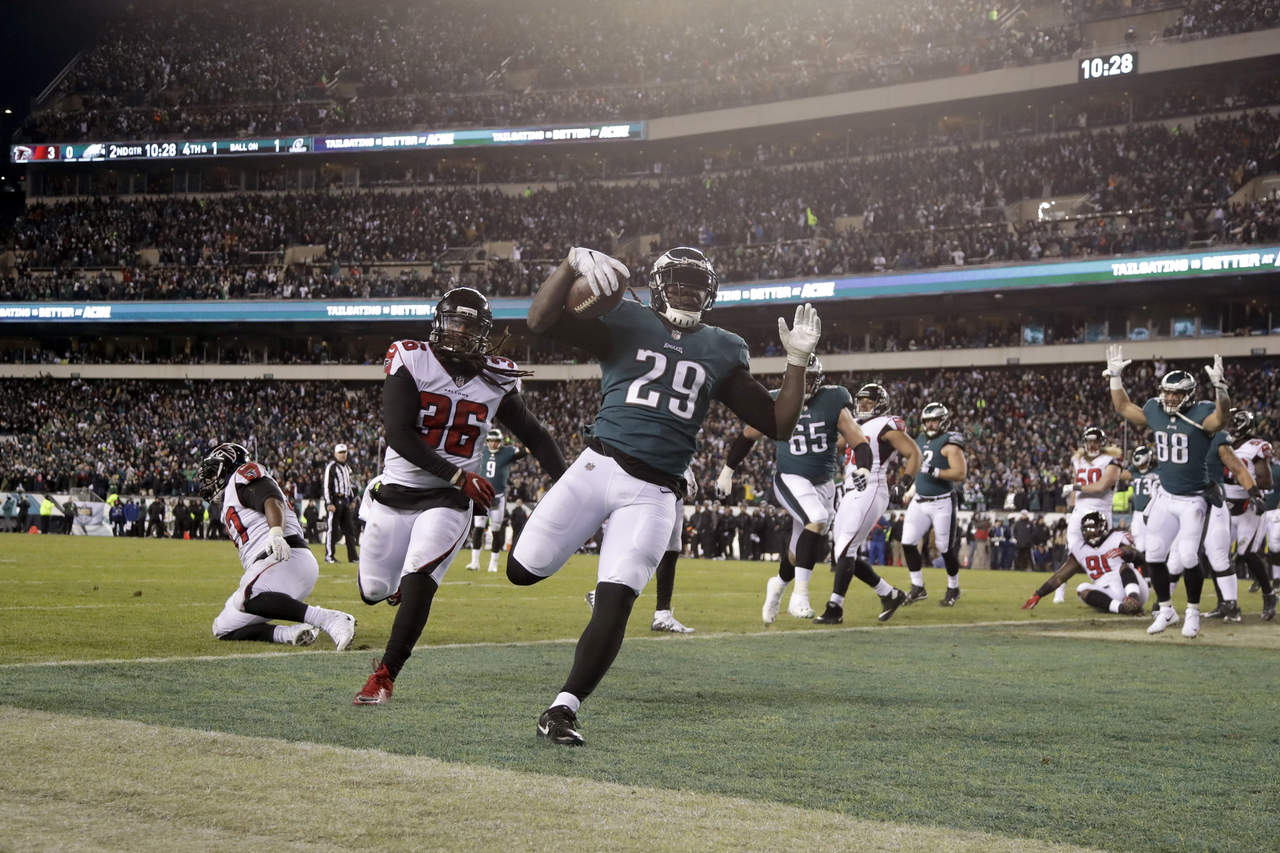 LeGarrette Blount anotó el único touchdown de Filadelfia en el triunfo 15-10 sobre los Falcons de Atlanta. (AP)