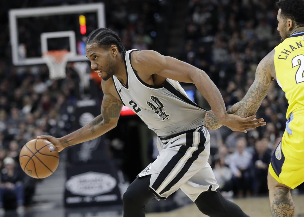 Kawhi Leonard metió 19 puntos en la paliza de los Spurs 112-80 sobre los Nuggets de Denver. (AP)
