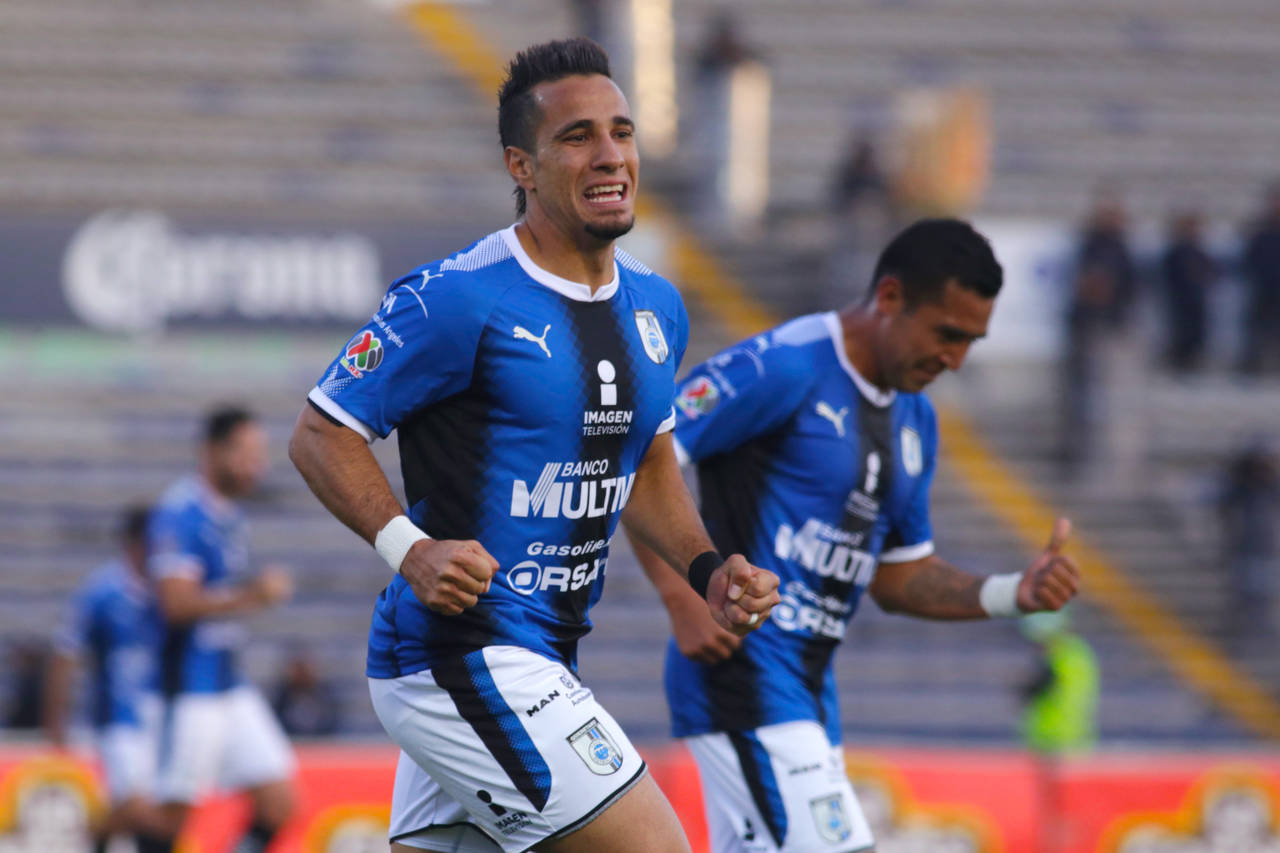 Camilo Da Silva, del Querétaro, festeja después de anotar el primer gol. Querétaro da golpe de autoridad en el descenso