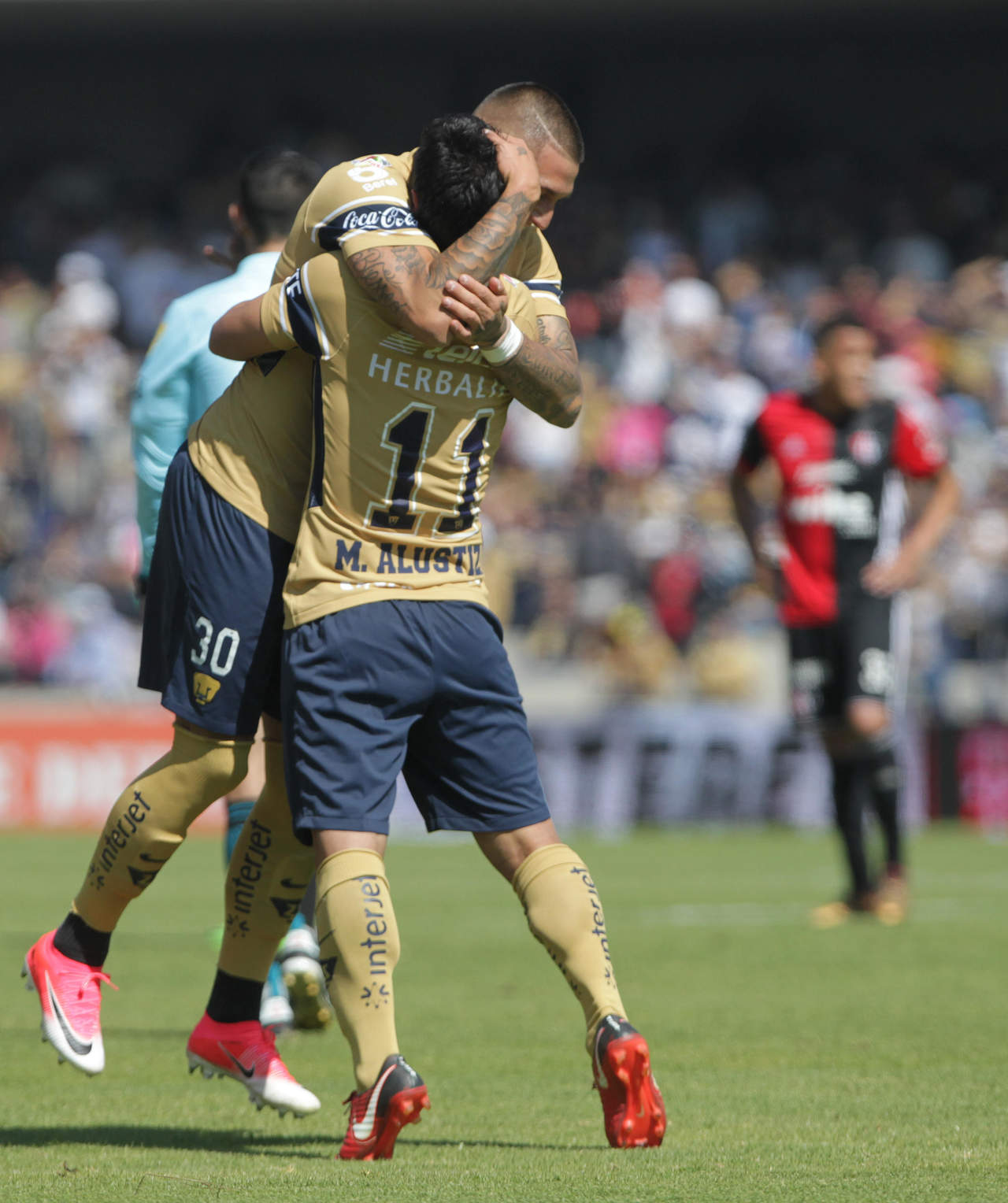 Con doblete de Nicolás Castillo y el estreno goleador de Matías Alustiza, los Pumas vencieron a los Rojinegros en el Olímpico Universitario.