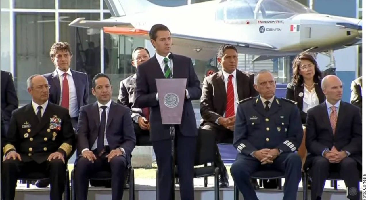 Afectados. Además del Presidente Enrique Peña Nieto (centro), también presentaron 'fuerte irritación' en los ojos los secretarios de Defensa, Hacienda, Agricultura y de Medio Ambiente. (AGENCIA REFORMA)