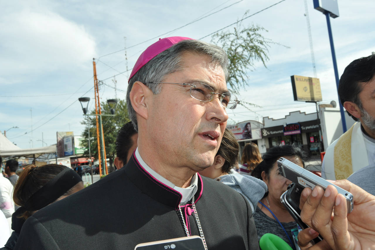 Decreto. El obispo de Torreón Luis Martín Barraza decidió renunciar frente al Clero, al estipendio de las confirmaciones. (ARCHIVO)