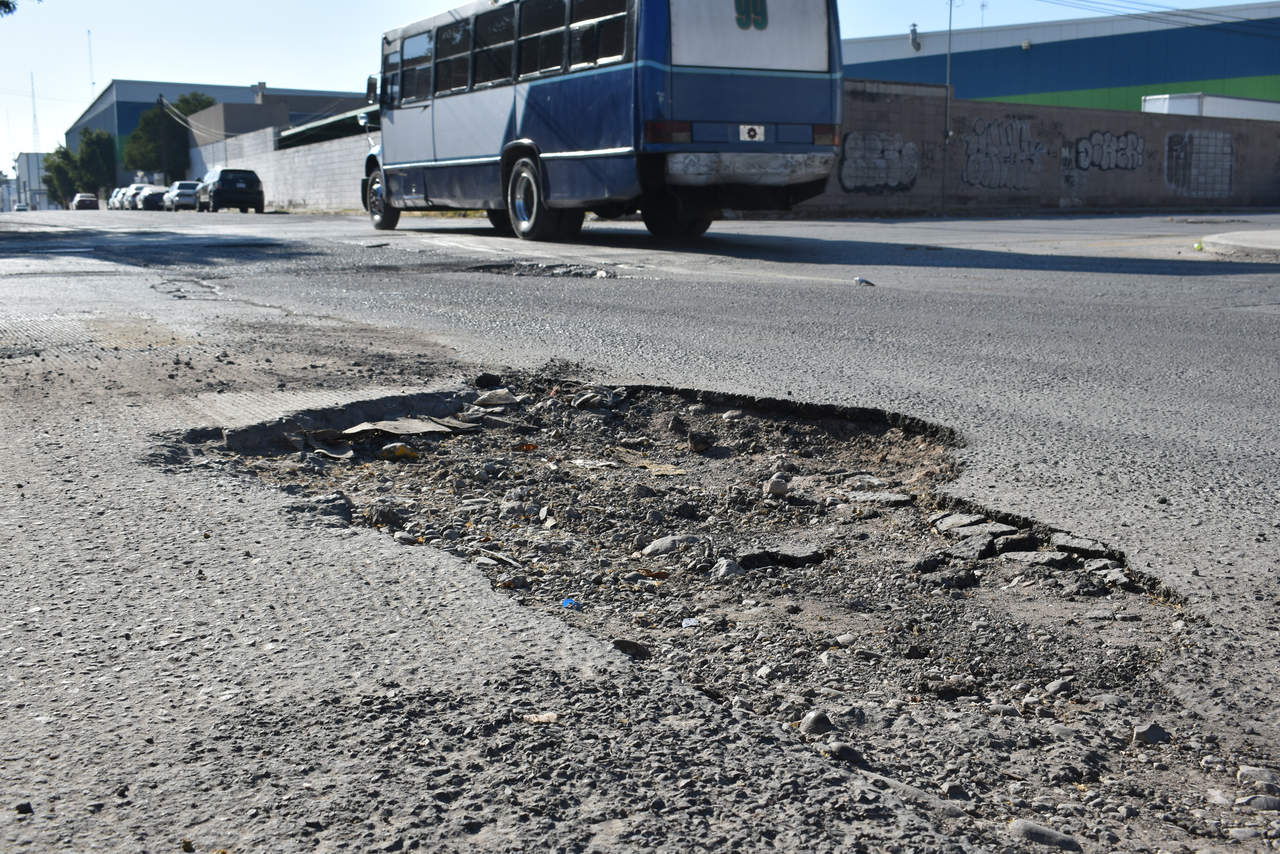 Calles Guanaceví y Topia. Esta zona industrial, por años, ha padecido la problemática de los baches debido al desgaste por el tránsito de vehículos pesados. Ésta son las calles Guanaceví y Topia. (EL SIGLO DE TORREÓN)
