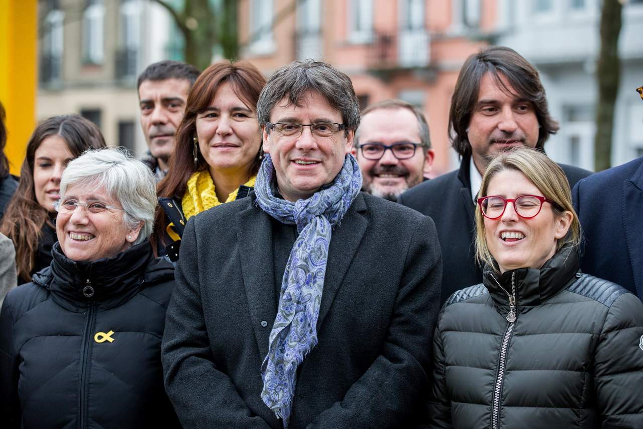 El expresidente catalán Carles Puigdemont quiere presentar su candidatura para su antiguo puesto por video o por medio de un delegado para evitar regresar a España y ser arrestado. (ARCHIVO)