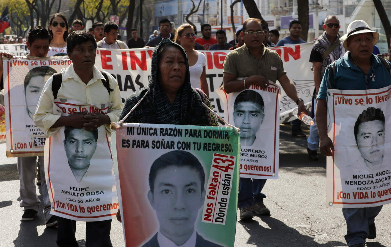 Tres millones 548 mil 760.54 pesos gastó la Procuraduría General de la República (PGR) en 2017, en la contratación de servicios profesionales de apoyo a las diligencias y trabajos administrativos del caso de los 43 normalistas desaparecidos de Ayotzinapa. (ARCHIVO)