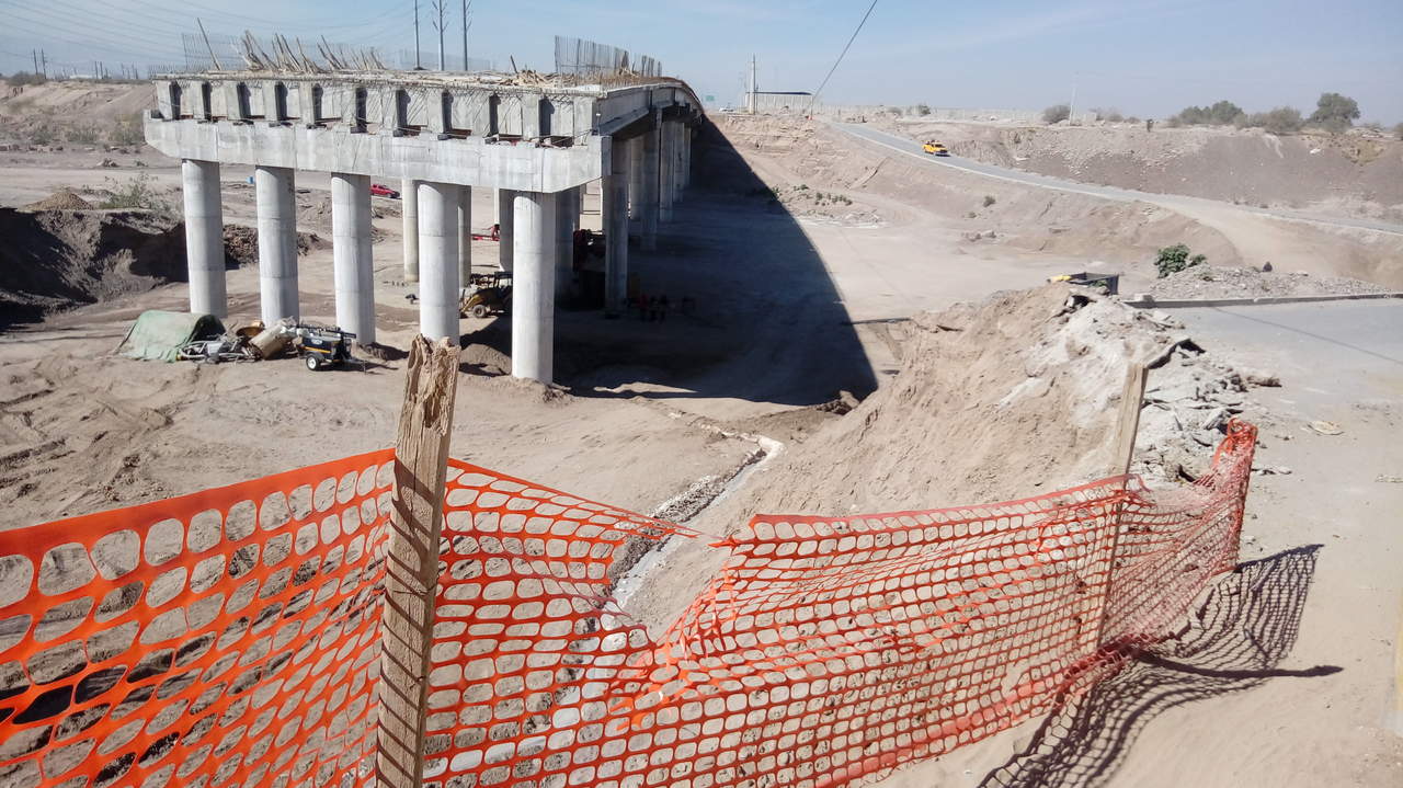 La SCT dispuso desde hace algunos días el cierre del camino de dos carriles que se construyó provisionalmente mientras continúan los trabajos del puente, los cuales iniciaron hace casi dos años, en marzo de 2016 y hasta la fecha no han terminado. (EL SIGLO DE TORREÓN) 