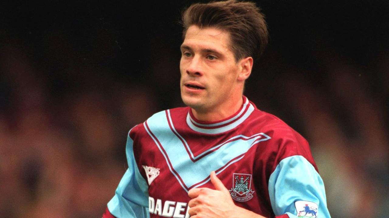 Tony Cottee, exfutbolista de 52 años, dice sentir pena por la situación que vive actualmente el atacante mexicano Javier Hernández. (ARCHIVO)