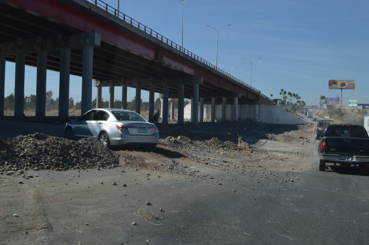Desde el domingo en la tarde algunos vehículos comenzaron a pasar por encima de los bloqueos inferiores para tomar el retorno a Torreón. (EL SIGLO DE TORREÓN)
