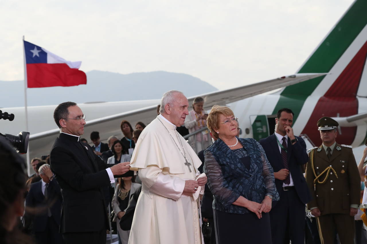 Bienvenida. El papa fue recibido por la presidenta de Chile, Michelle Bachelet. (AP)