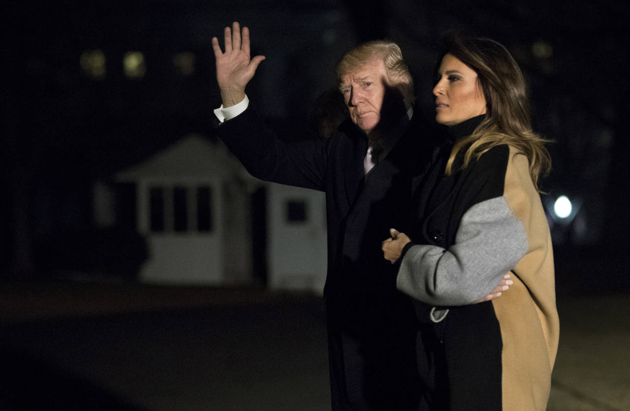 En la sombra. Trump arribó a Washington junto a su esposa. (AP)