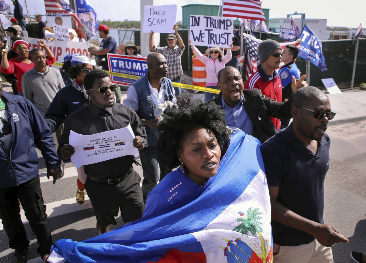 Protestas. Los manifestantes  de la comunidad haitiana se encontraron con seguidores de Trump, cerca de Mar-a-Lago. (AP)