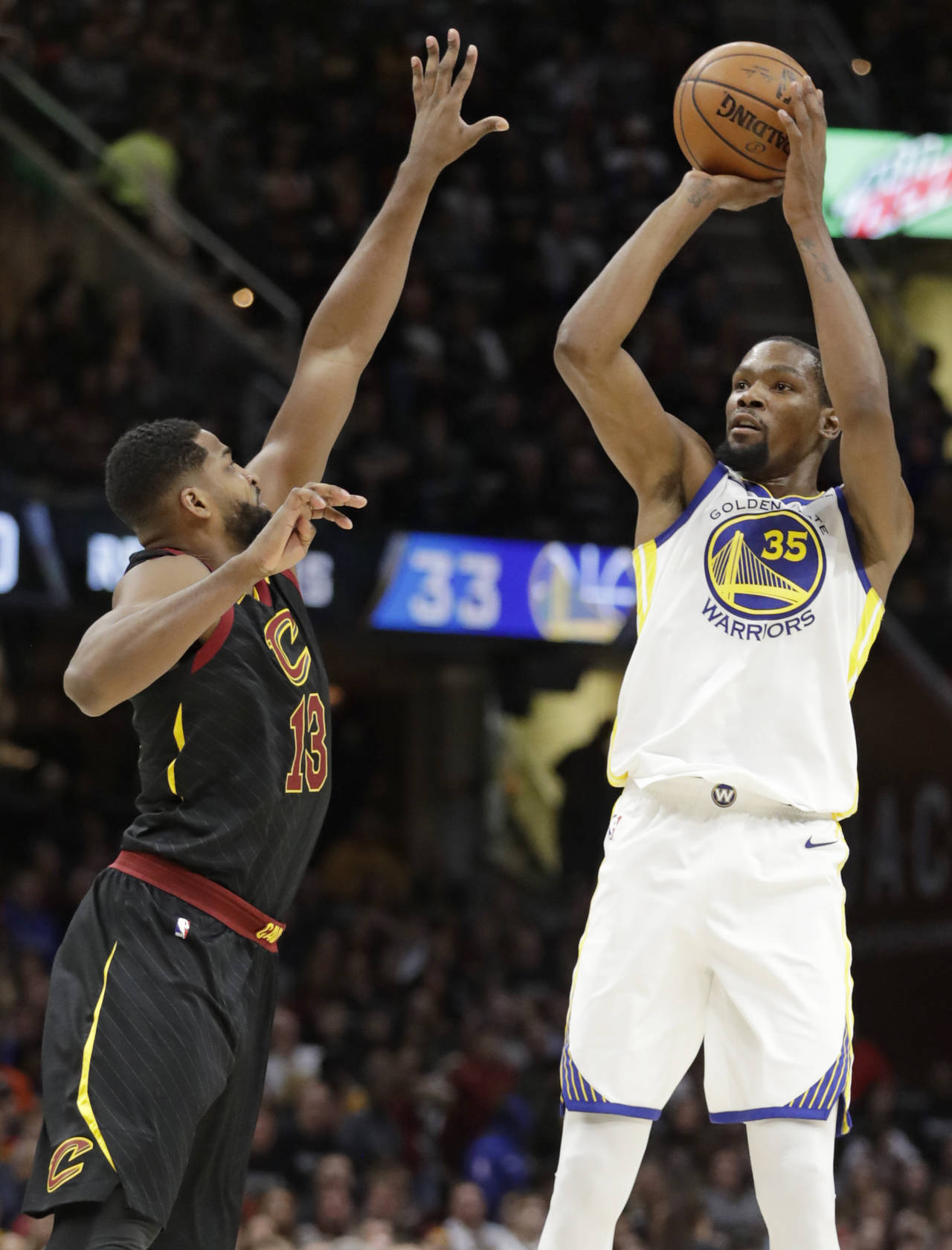 Kevin Durant (d) encestó 32 puntos en el encuentro. (AP)