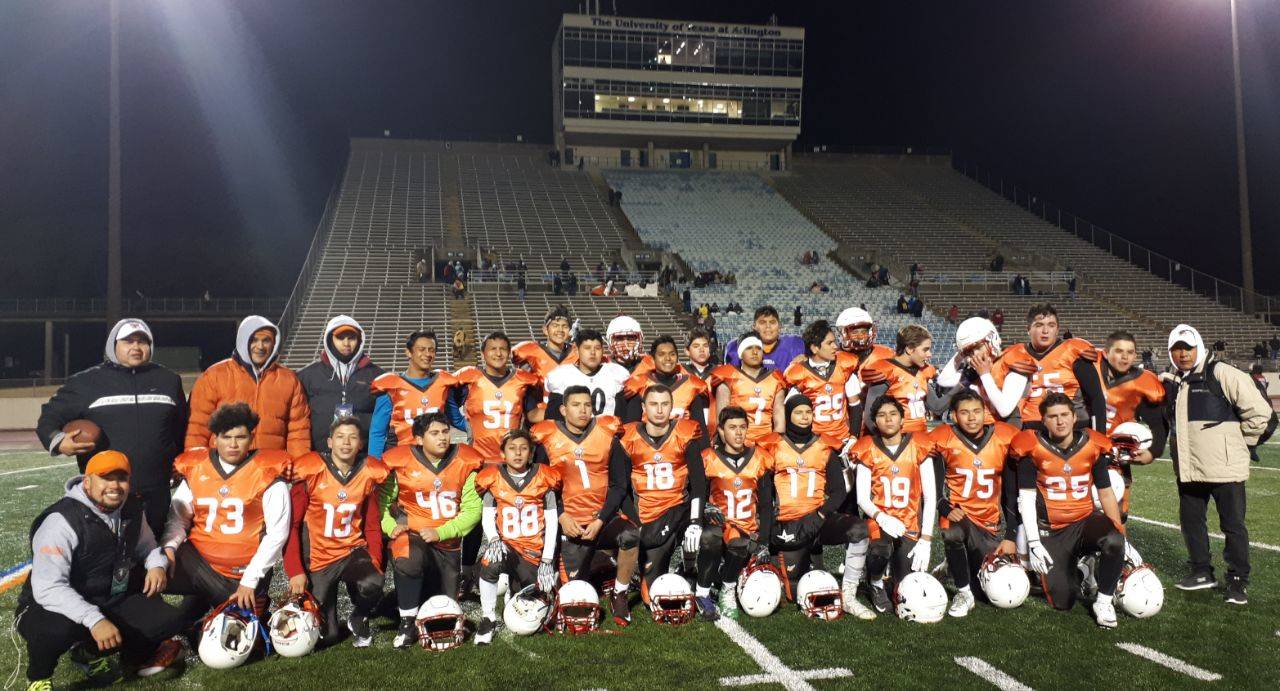 Jugadores de la Selección Laguna Sub-15 de futbol americano al terminar el scrimmage en el Maverick Stadium de Texas, en Arlington. (Cortesía)