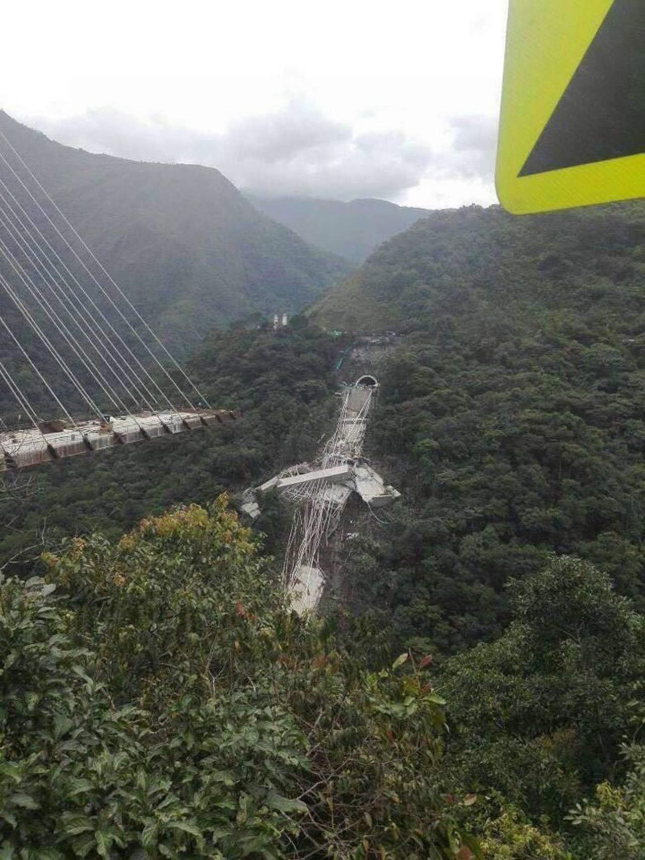 Una de las imágenes que circula en redes y que se trata de una vía en Colombia, cuyo puente, similar al Baluarte, se vino abajo cobrando la vida de 10 personas. (ESPECIAL)