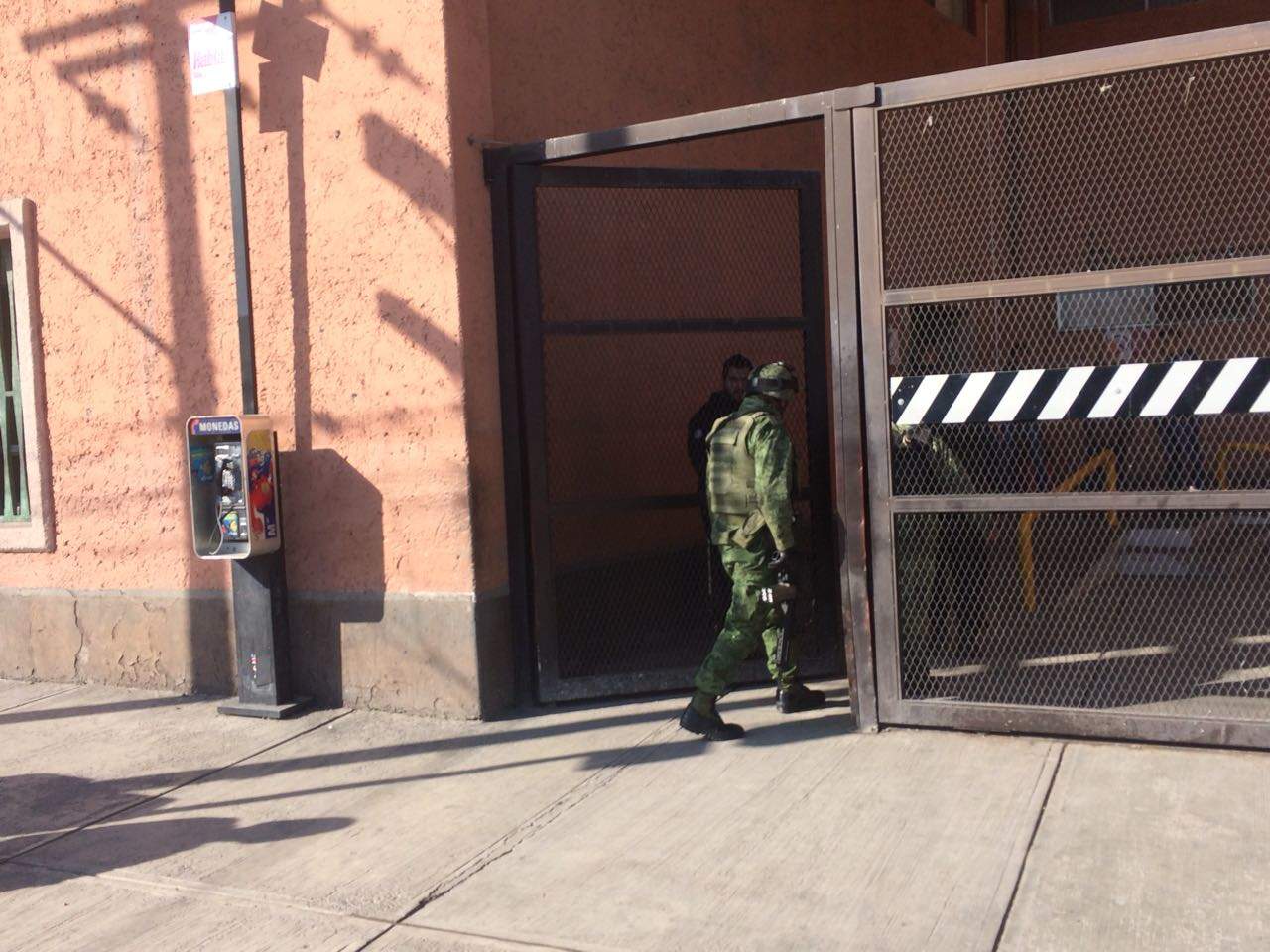 Al lugar acudieron agente de la Fuerza Metropolitana y personal del Ejército Mexicano. (EL SIGLO DE TORREÓN) 