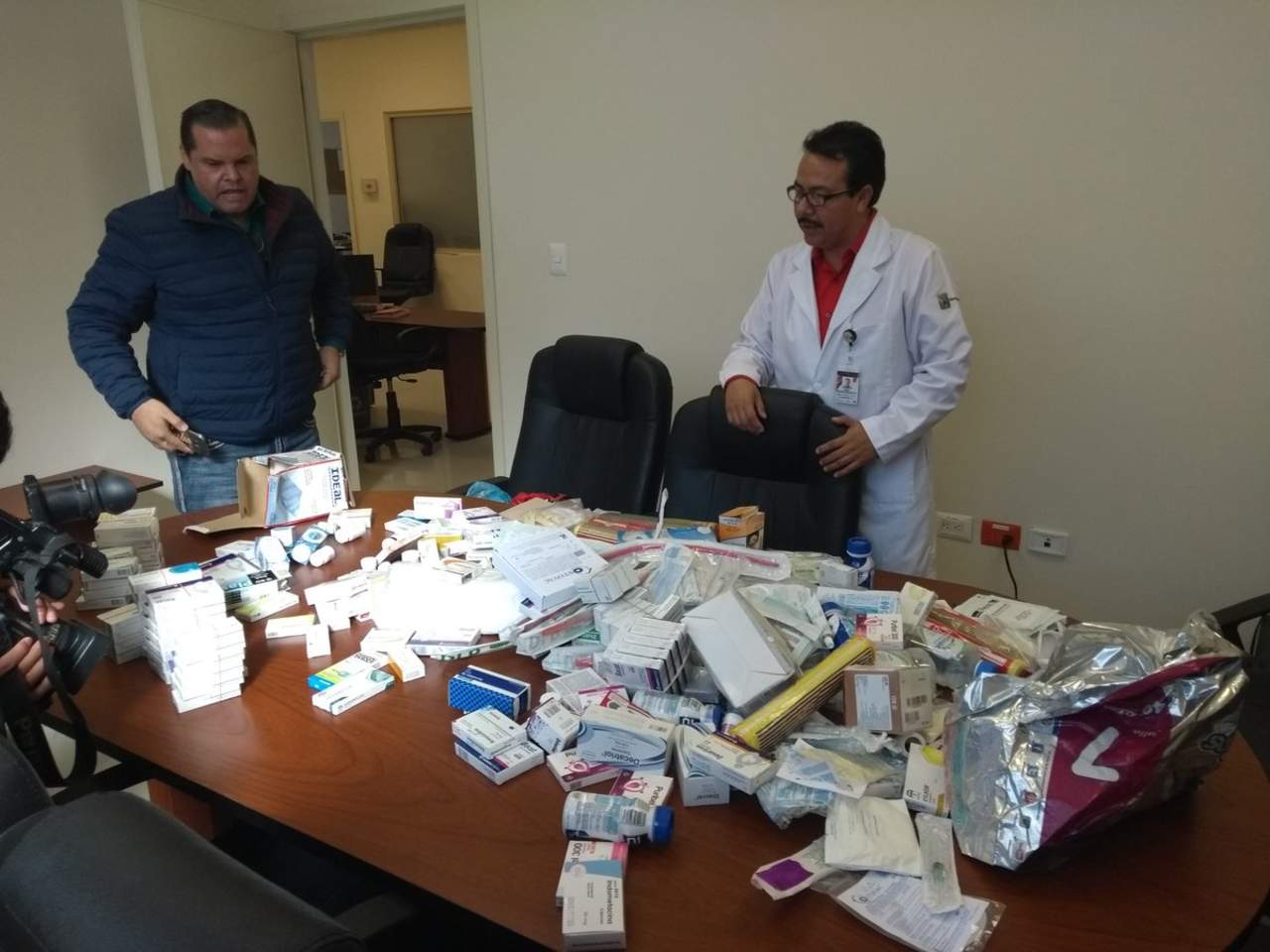 Javier Quintero hizo entrega de insumos y medicamentos al nosocomio que hasta hoy, opera con el 40 por ciento de abasto. (EL SIGLO DE TORREÓN)  