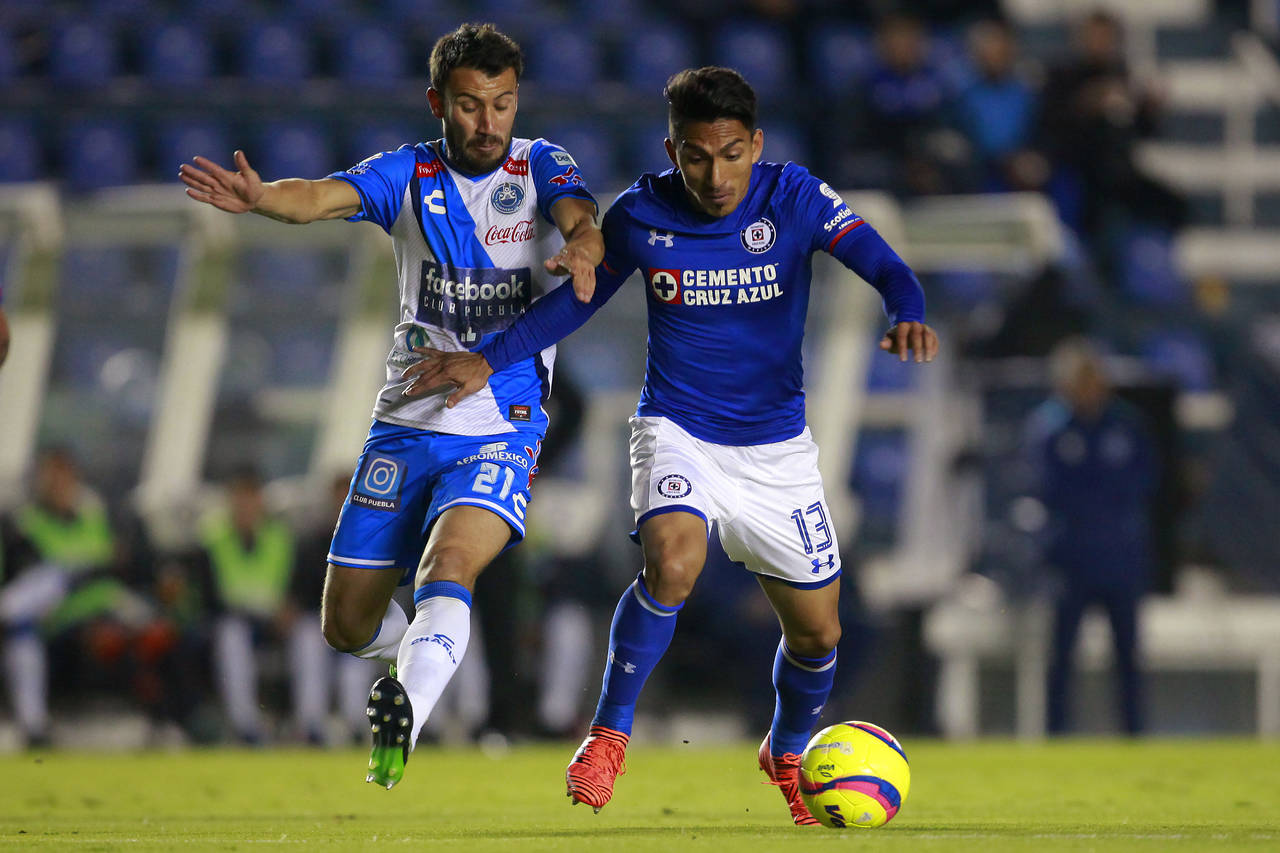 José Guerrero (i), del Puebla, y Ángel Mena, del Cruz Azul, durante el juego de la Jornada 2 de la Copa MX Clausura 2018. (Jam Media)   