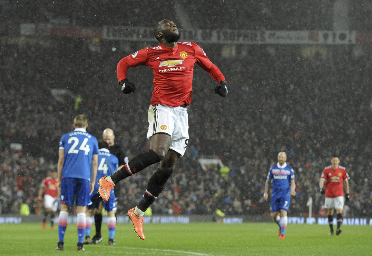 En el caso del jugador belga Romelu Lukaku, fue el Manchester United de la Liga Premier, el que desembolsó 85 millones de euros al Everton de Inglaterra. (AP)