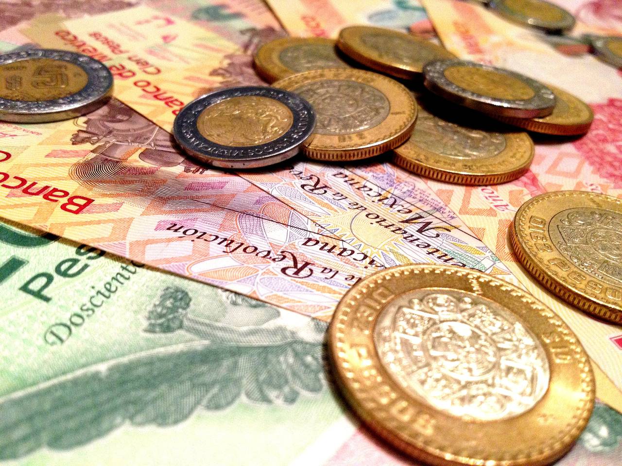 Tendencia. Tras casi alcanzar los 21 pesos frente al dólar, el tipo de cambio mostró estabilidad y apreciación. (ARCHIVO)