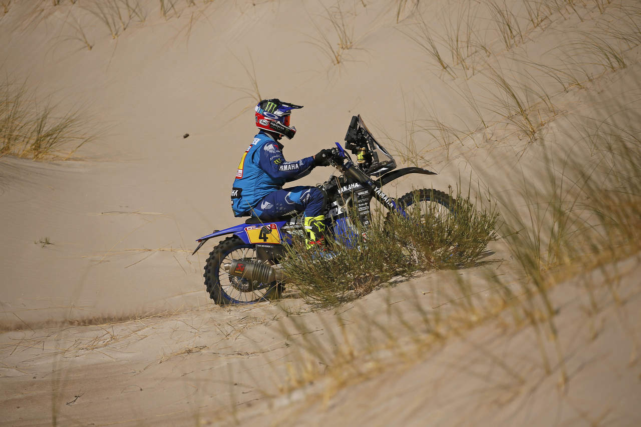 El francés Adrien Van Beveren, de Yamaha, compite durante la décima etapa del Rally Dakar 2018. (EFE)
