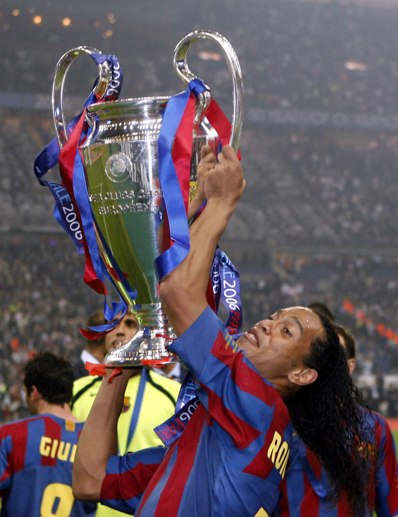 Durante su época en el Barcelona, el brasileño Ronaldinho conquistó dos ligas y una Liga de Campeones de Europa. (Fotografías de AP)