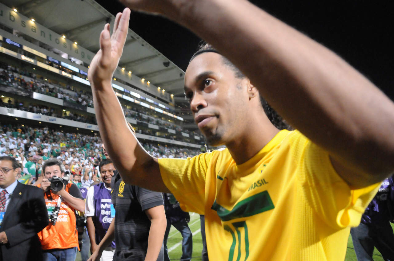 Ronaldinho agradece la recepción en su primer visita a tierras laguneras. (ARCHIVO)