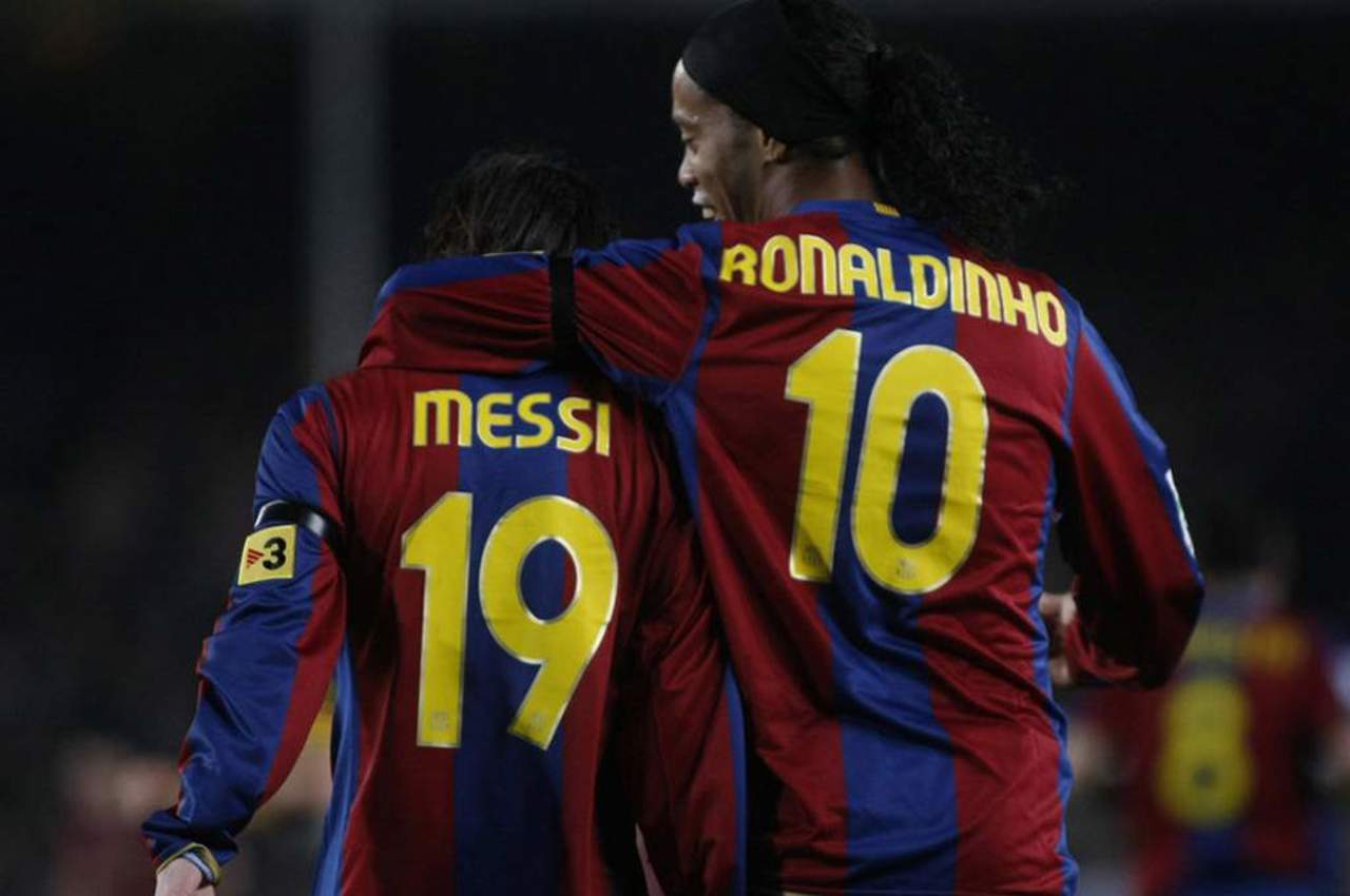 El trono de Ronaldinho se lo entregó a un joven Lionel Messi, quien a su lado recogió el testigo para impulsar aún más hacia arriba al Barcelona, hasta la fecha. (ARCHIVO)