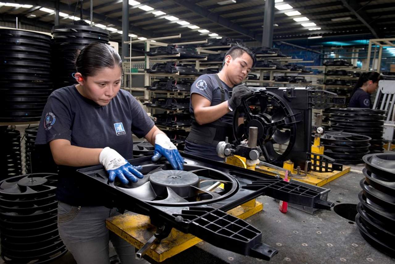 La industria manufacturera mexicana generará este 2018 unos 200,000 nuevos empleos, a pesar de la incertidumbre que causa el futuro del Tratado de Libre Comercio de América del Norte (TLCAN), opinaron hoy expertos del sector. (ARCHIVO)