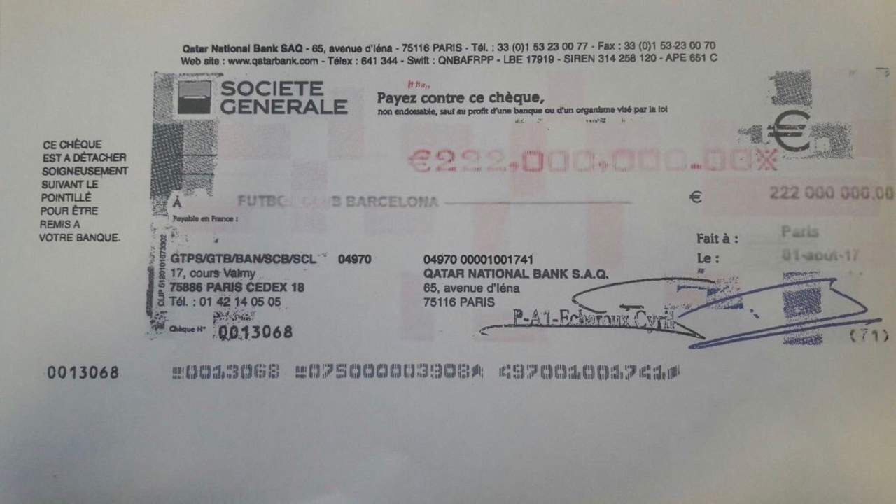 El famoso cheque del pago para el fichaje de Neymar con PSG. (ARCHIVO)