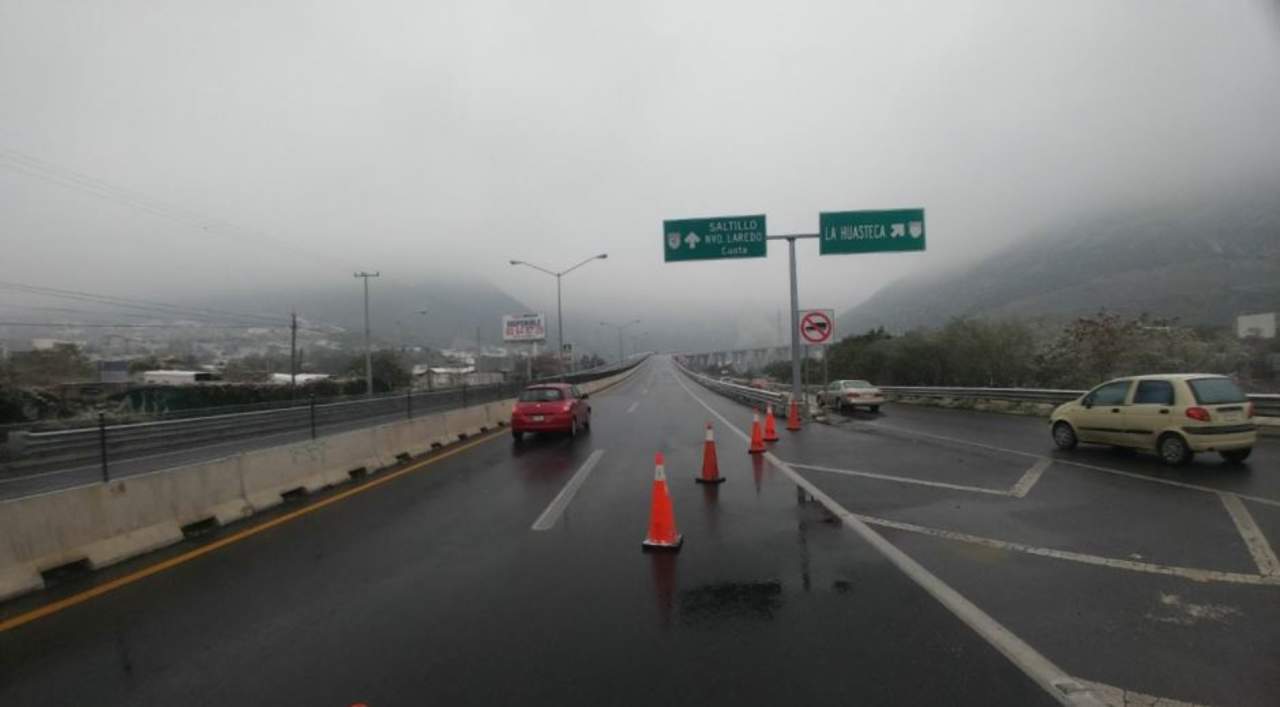 Se informó que continúa la presencia de niebla, así como de aguanieve sobre la autopista, por lo que recomienda conducir con precaución y encender las luces del vehículo. (ESPECIAL)