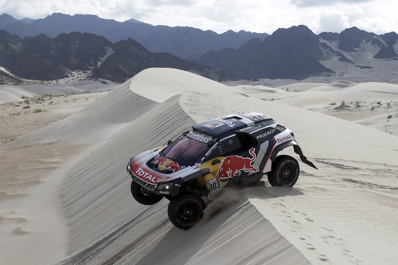 Carlos Sainz y su copiloto Lucas Cruz, ambos españoles, durante la etapa 11 del Rally Dakar. (AP)