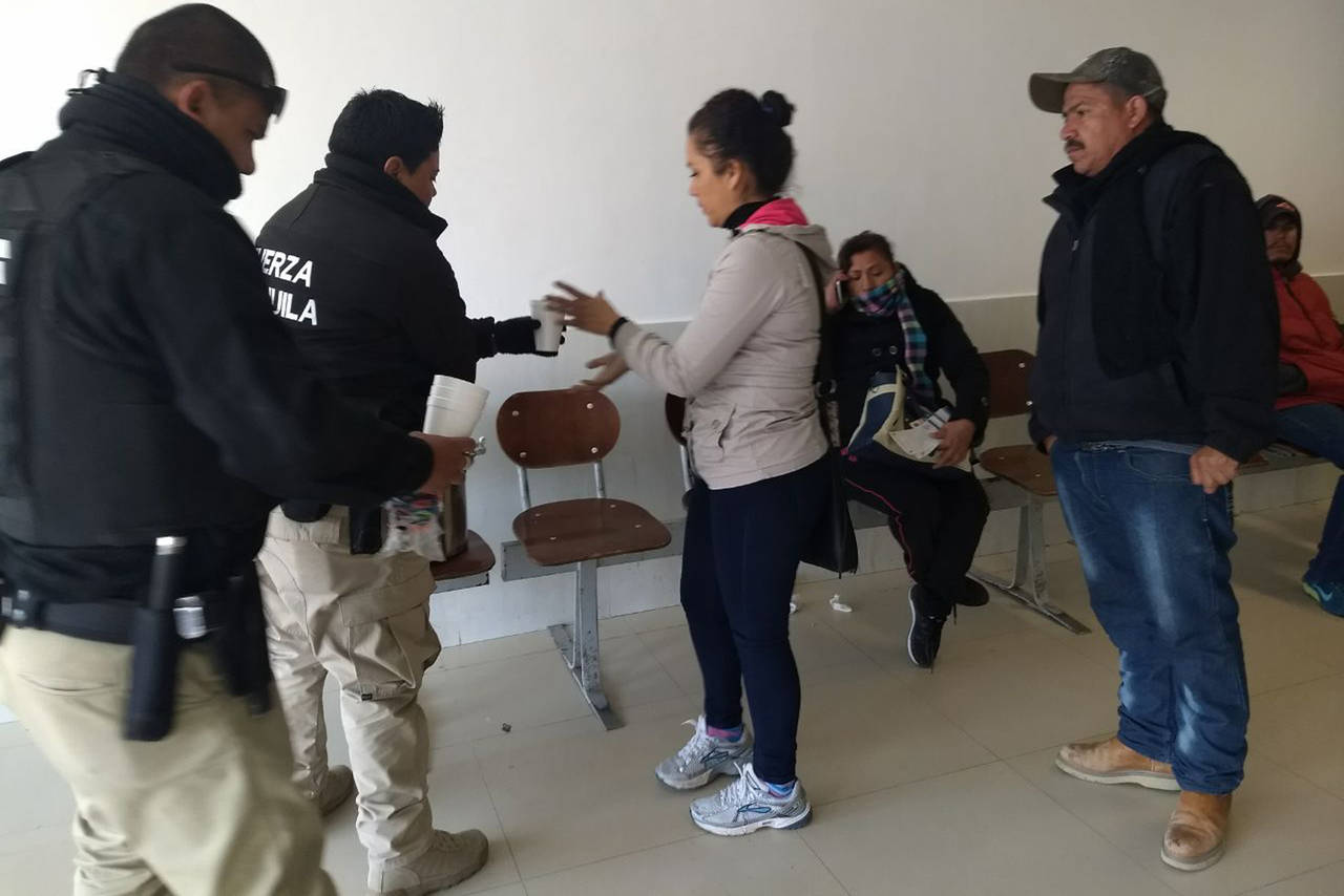 Servicio a la comunidad. Para que mitigaran el frío elementos de Fuerza Coahuila dieron café y pan a personas en hospitales. (EL SIGLO DE TORREÓN)