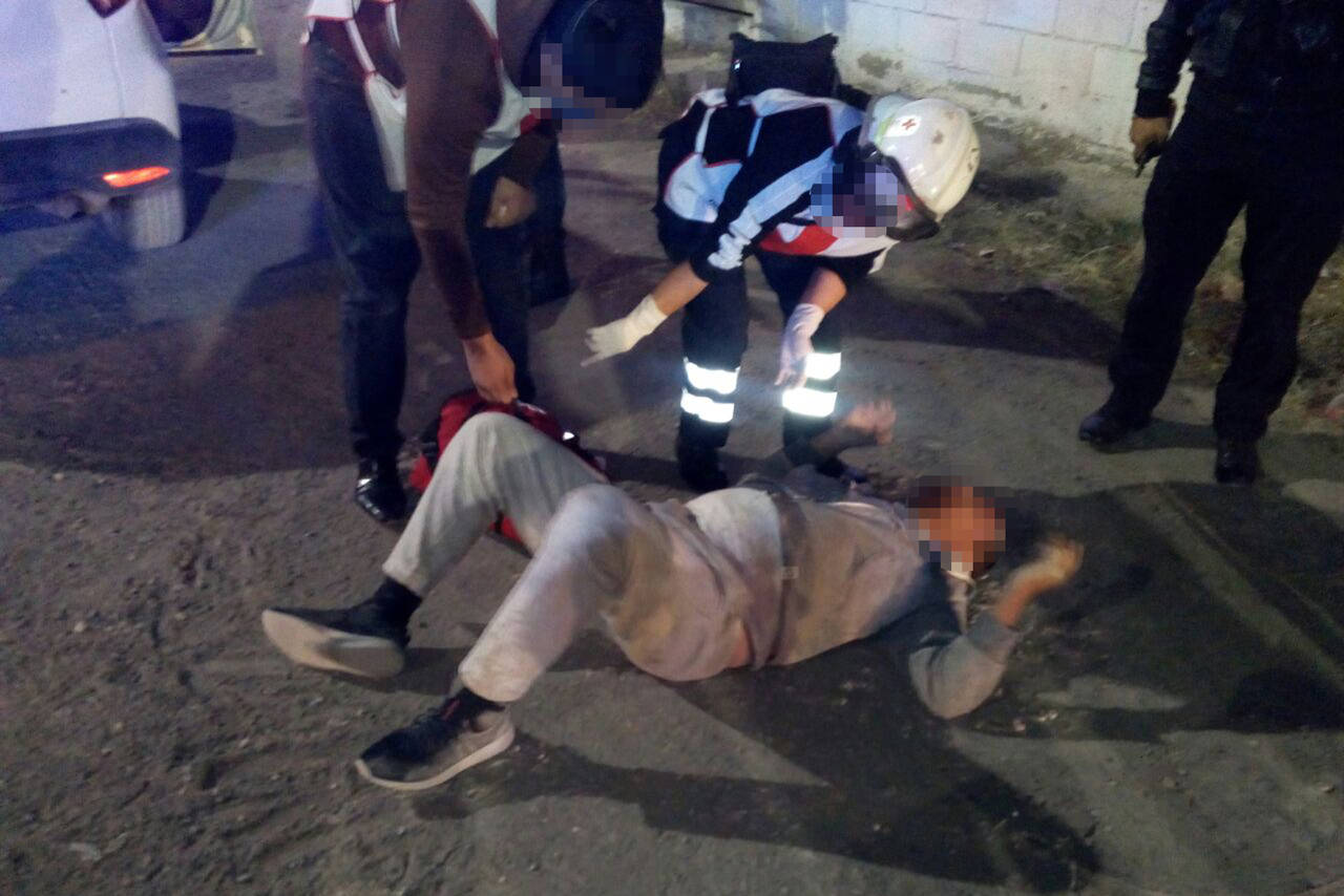 Atención. Los paramédicos de la Cruz Roja atendieron al lesionado y lo trasladaron a la clínica 16 del IMSS.