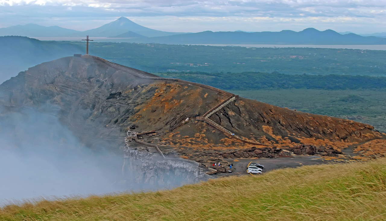 El lago de lava del volcán Masaya, uno de los más activos de América, atrae a miles de personas cada año. (ARCHIVO)