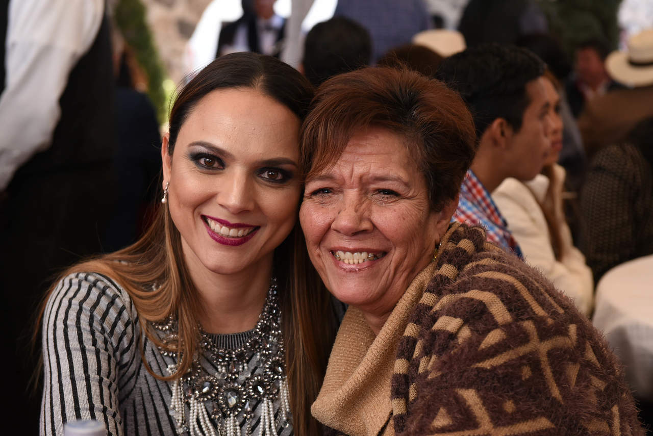 Mónica con su mamá, María Luisa.