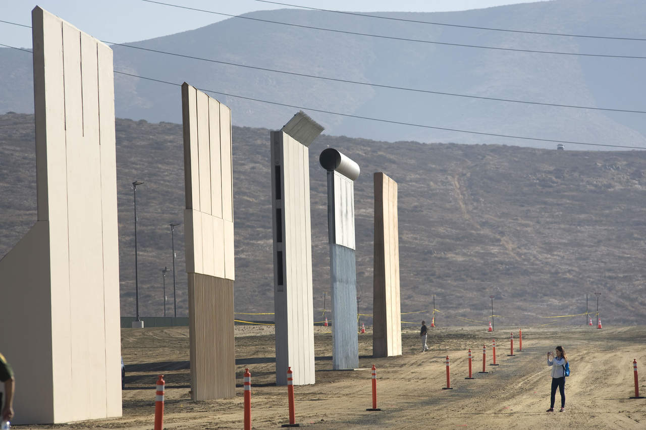  El Gobierno mexicano respondió hoy al presidente de Estados Unidos, Donald Trump, que 'no pagará' un muro en la frontera y aseguró que no negociará en redes sociales el TLCAN ni ningún otro aspecto de la relación bilateral. (ARCHIVO)