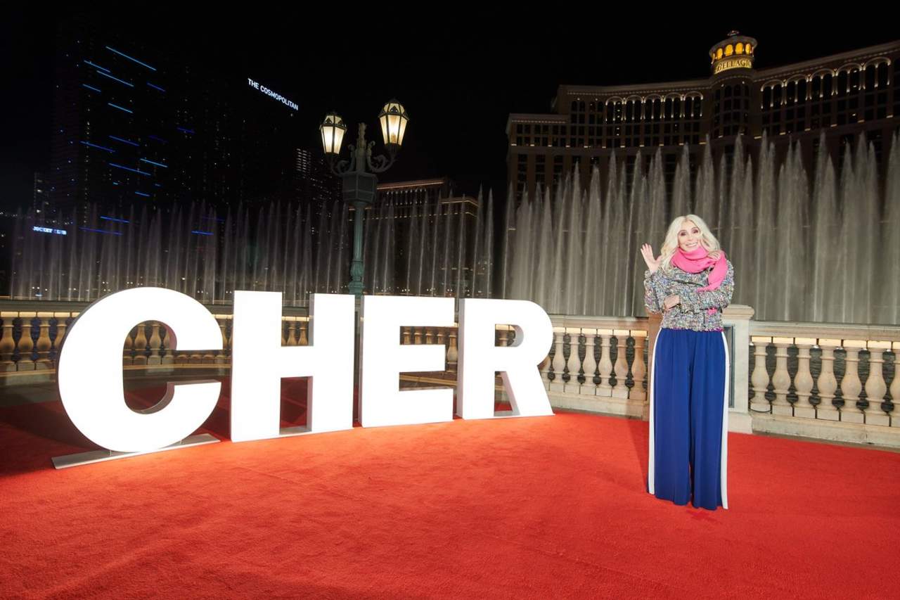 Cher acudió a la inauguración del nuevo número en su honor de las fuentes del Bellagio. (TWITTER)