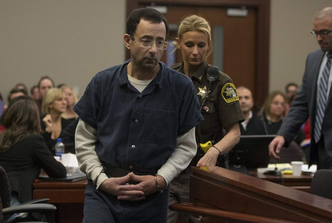 El doctor Larry Nassar no será sentenciado sino hasta la semana próxima y no el viernes, como se llegó a mencionar. La posposición busca dar la oportunidad a todas las víctimas que desean testificar. (ARCHIVO)