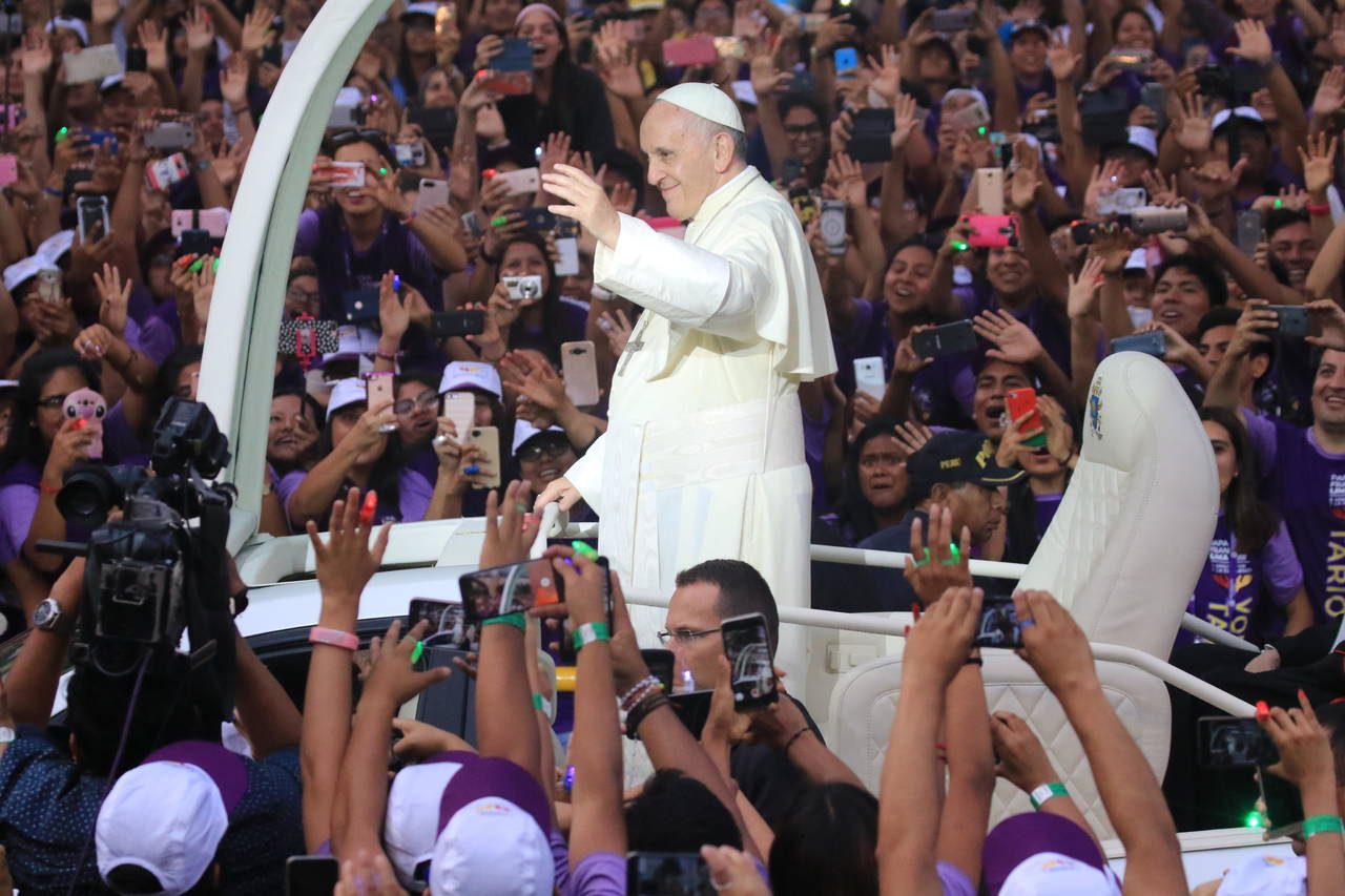 Bienvenida. El Papa Francisco tuvo un buen recibimiento de los feligreses en Perú. (EFE)