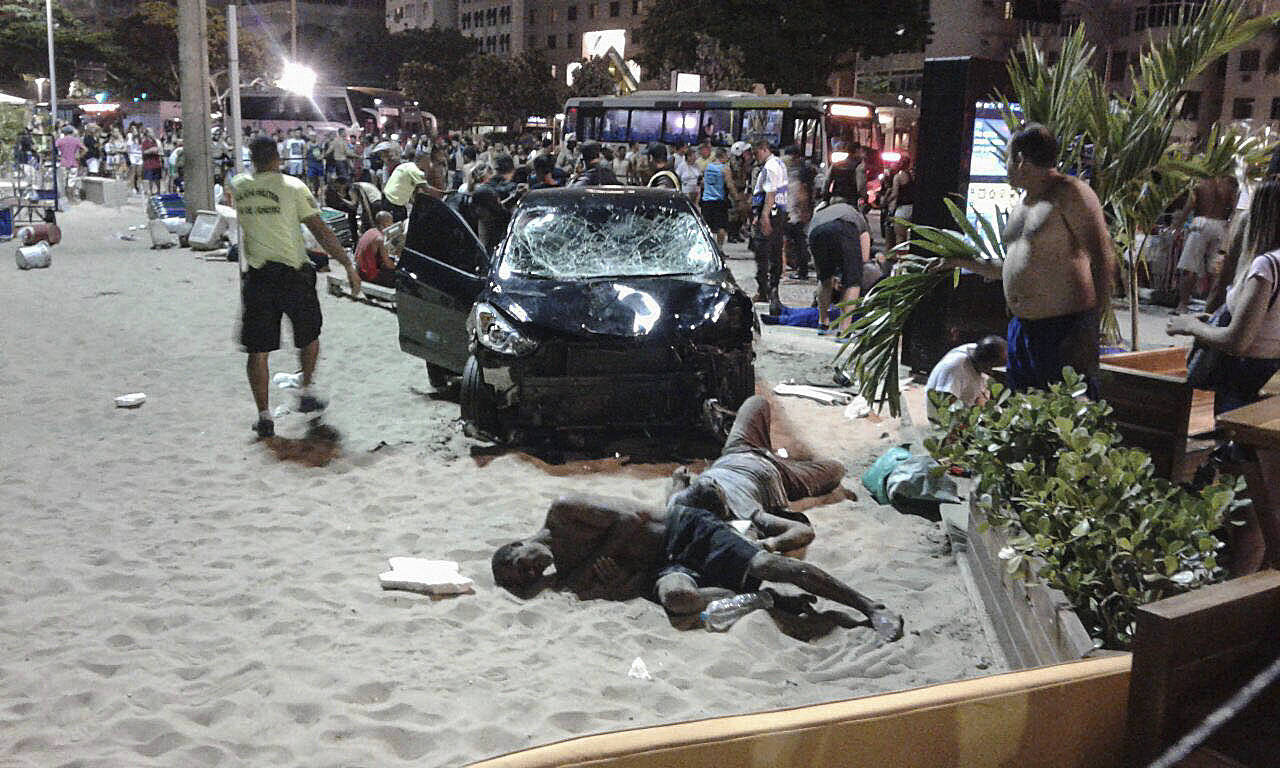 Accidente. Se produjo en la playa de Copacabana. (EFE)
