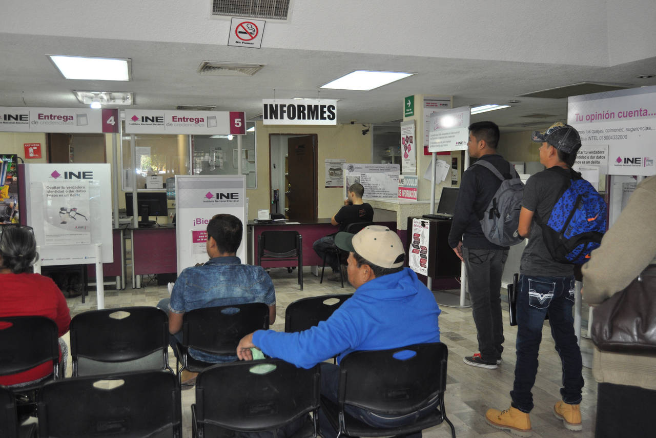 Elecciones. Poco más de mil personas acudieron a las Juntas Distritales del INE en Torreón con deseos de formar parte del proceso. (ARCHIVO)