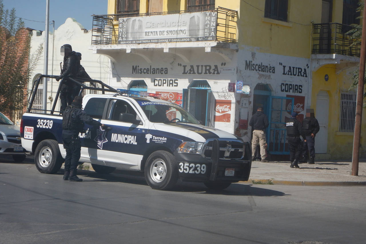 Movilización. Elementos de distintas corporaciones de seguridad montaron un operativo en las calles aledañas al asalto. (EL SIGLO DE TORREÓN)