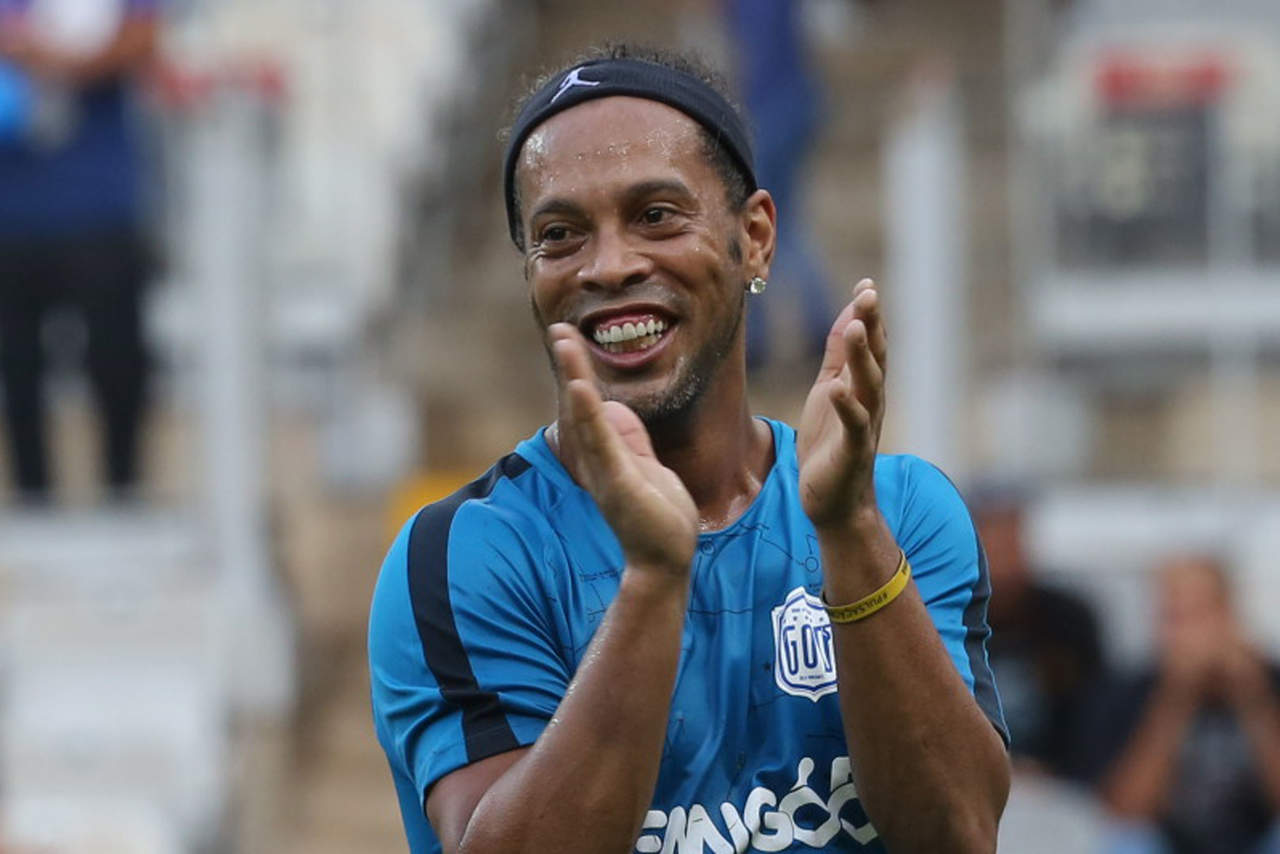 El astro brasileño Ronaldinho dirá adiós a las canchas.