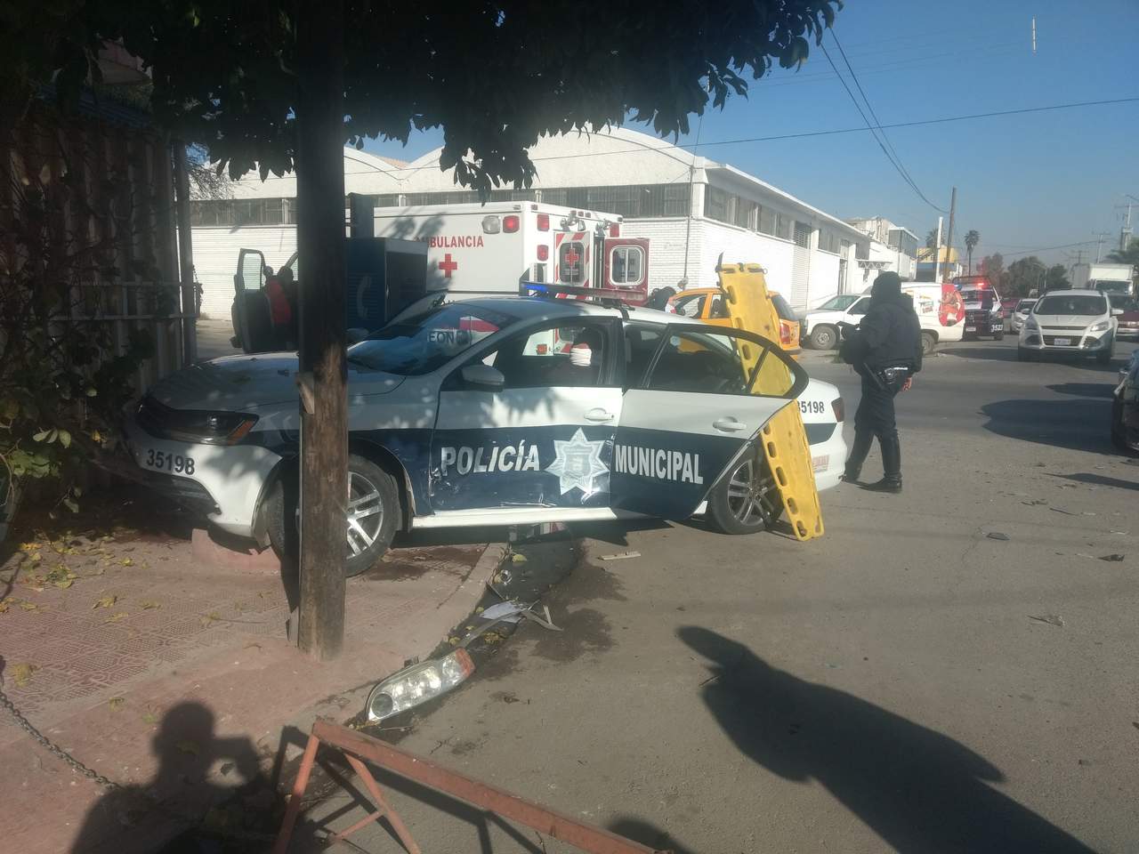 Policías de Torreón quedan prensados al provocar accidente vial