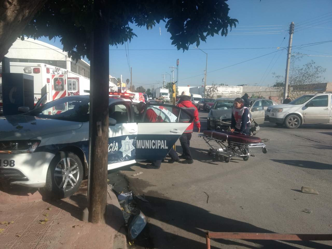 Policías de Torreón quedan prensados al provocar accidente vial