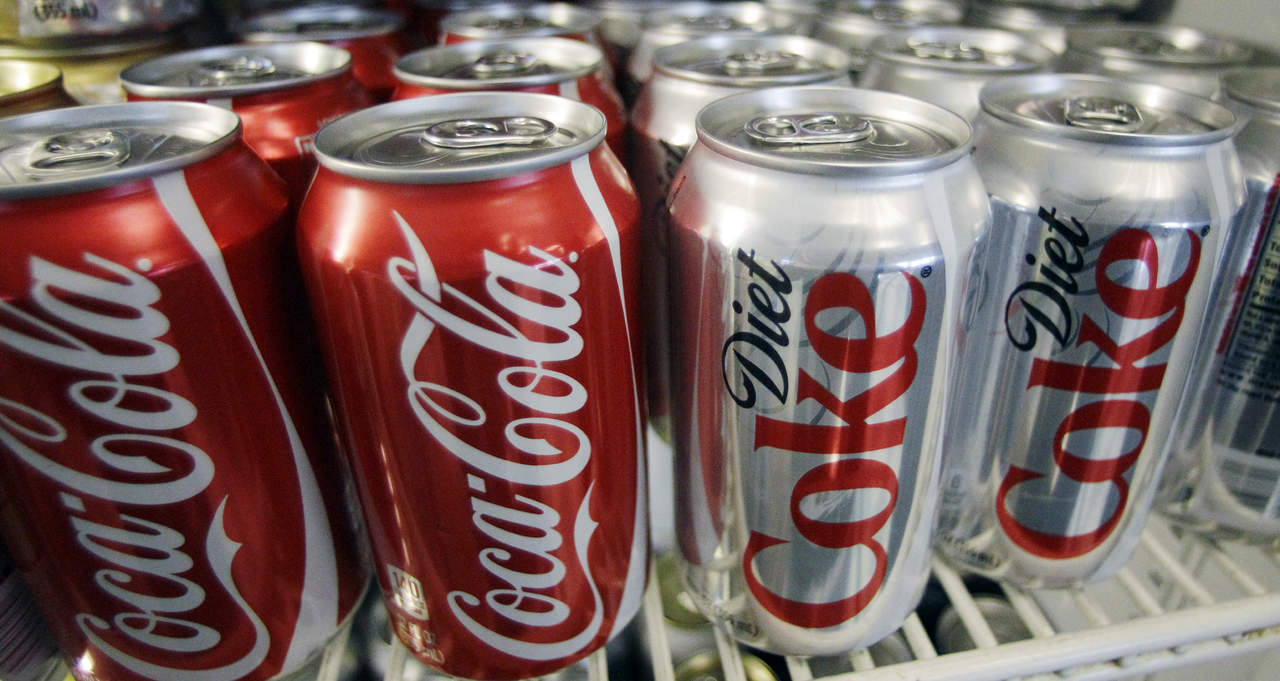 Como parte de su iniciativa “Un mundo sin residuos”, Coca Cola buscará recolectar y reciclar el equivalente al 100 por ciento de sus envases para 2030 a nivel global. (ARCHIVO)