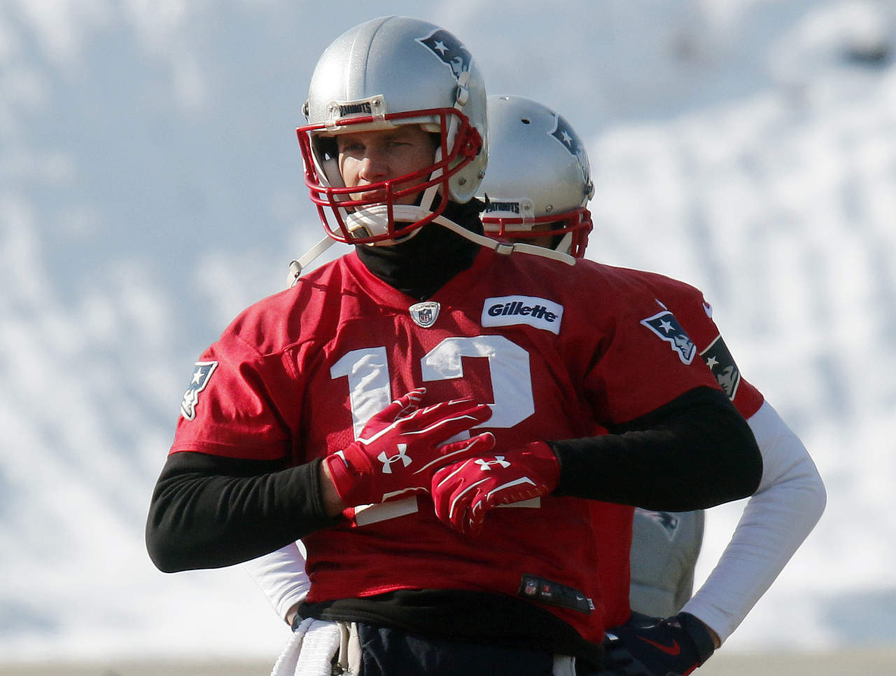 Tom Brady entrenó hoy de forma limitada y uso guantes en ambas manos. (AP)