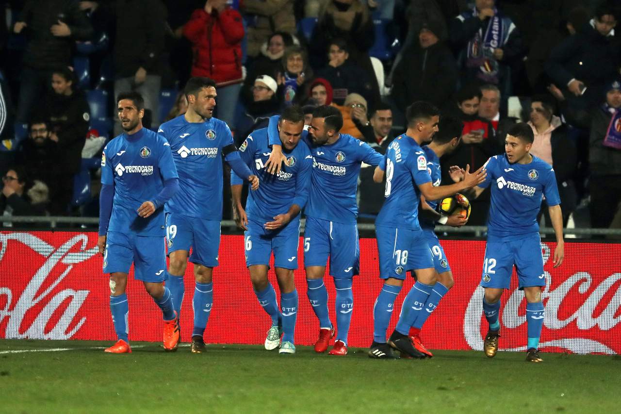 Los jugadores del Getafe celebran el tanto del empate anotado por Ángel Rodríguez. (EFE)