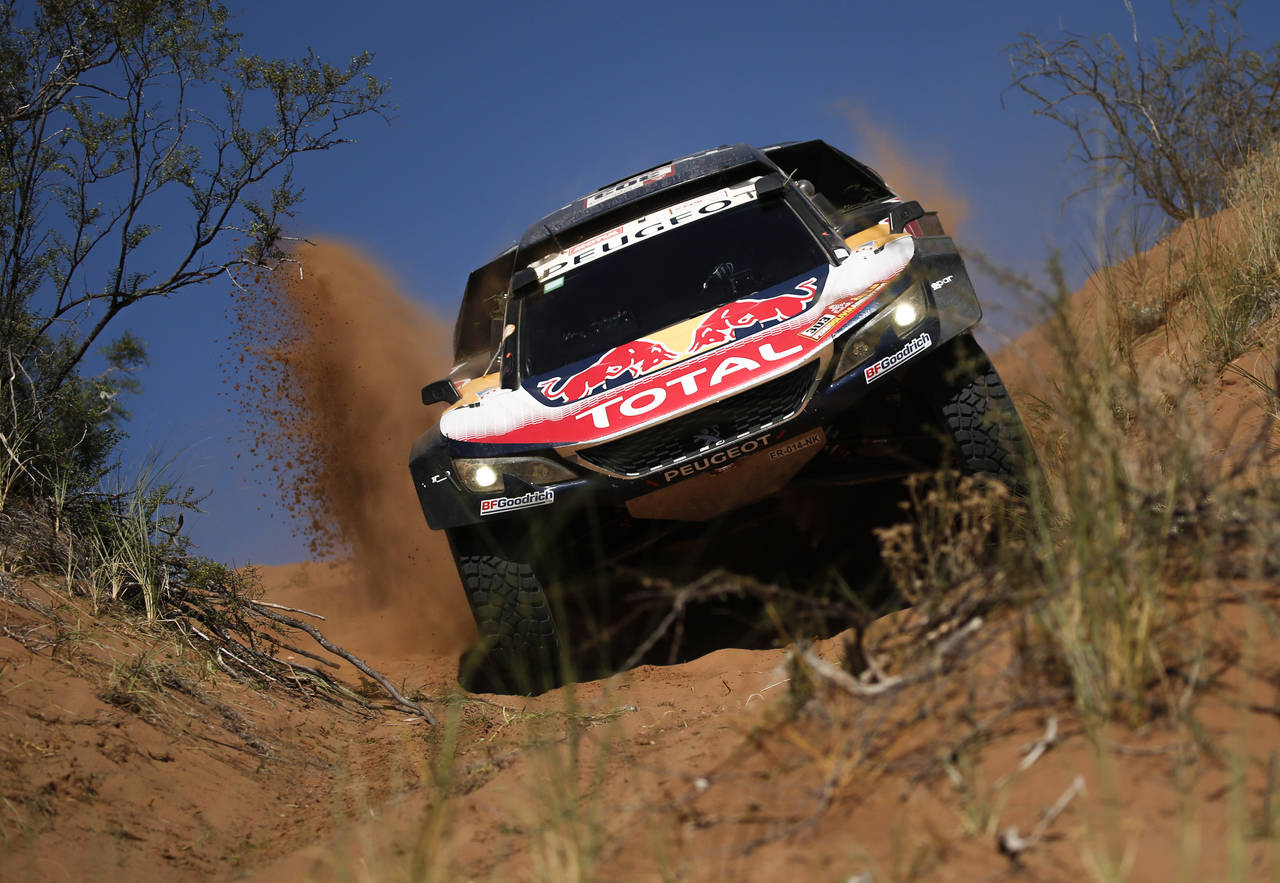 El español Carlos Sainz no arriesgó en la penúltima etapa del Rally Dakar y lleva una ventaja de más de 46 minutos sobre el segundo lugar.